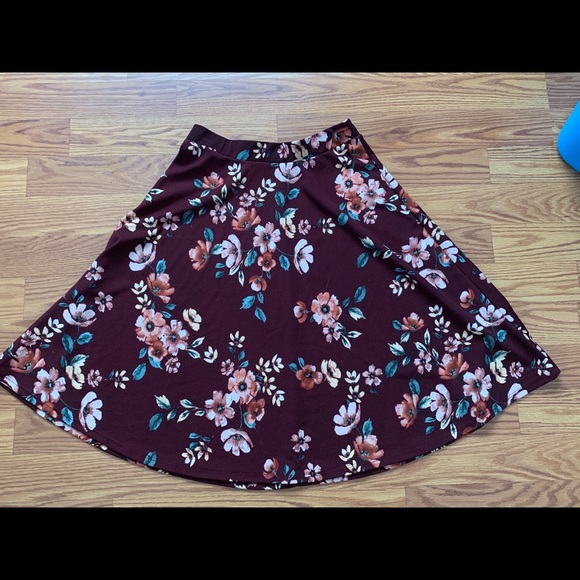 Burgundy floral skirt - Picture 2 of 3